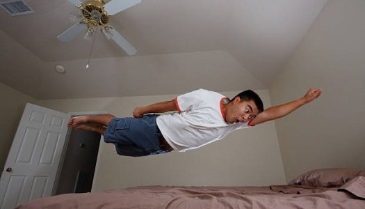 ¿Es malo dormir con el ventilador de techo?