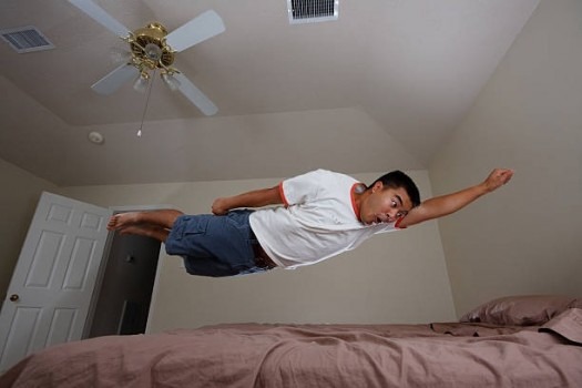 ¿Es malo dormir con el ventilador de techo?